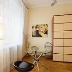 біля площі ринок