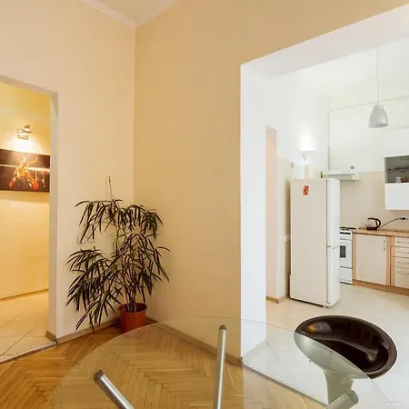 біля площі ринок Lviv