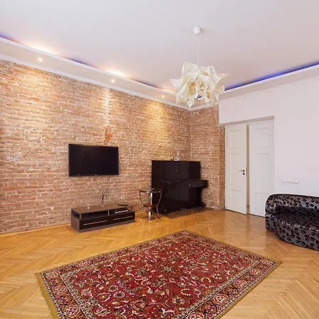 біля площі ринок