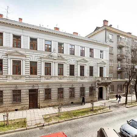 біля площі ринок Apartment Lviv