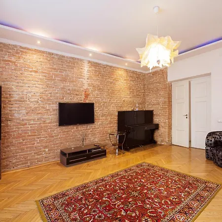 біля площі ринок דירה *