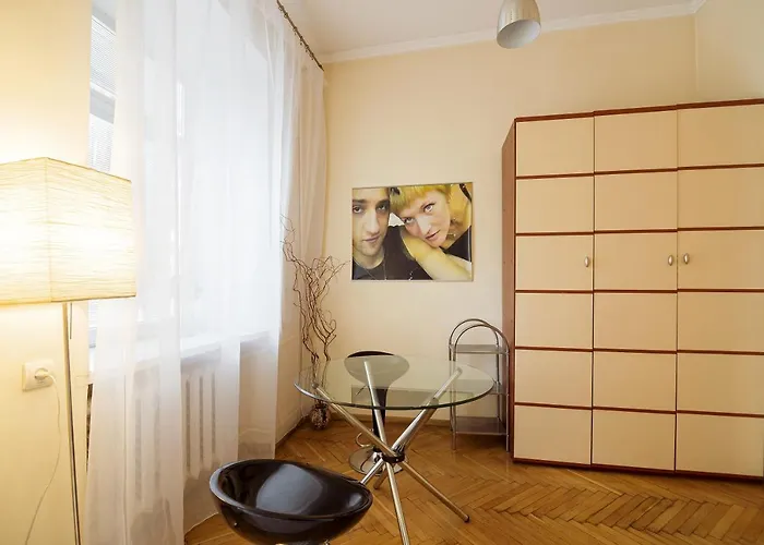 біля площі ринок