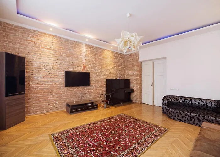 біля площі ринок