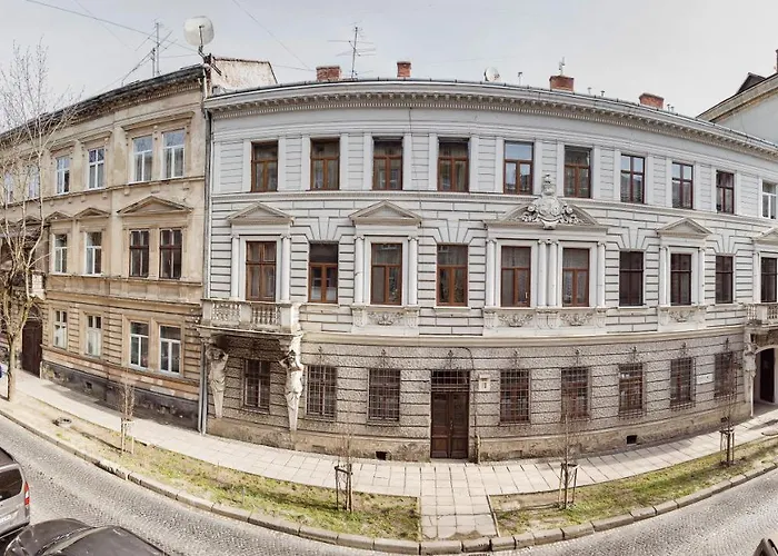 біля площі ринок