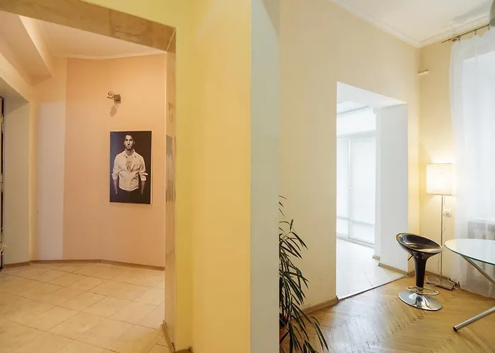 біля площі ринок דירה *