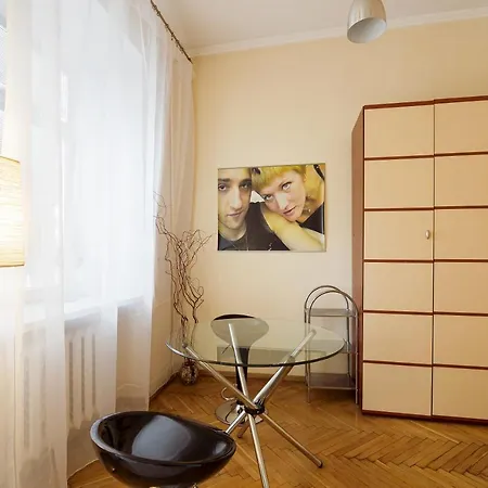 біля площі ринок