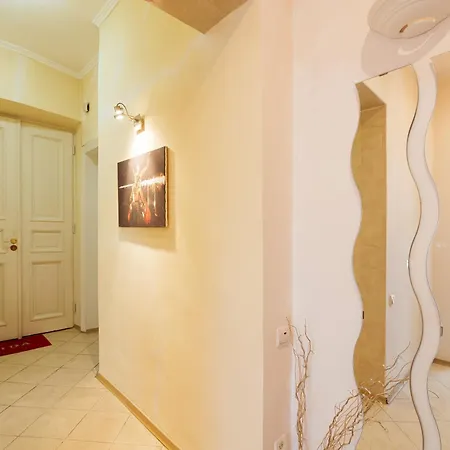 біля площі ринок Lviv